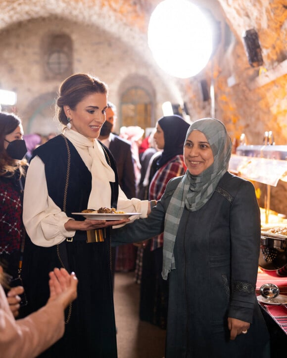 La reine Rania de Jordanie lors d'une rencontre avec des femmes du gouvernorat al-Karak, qui rompent le jeûne lors d'un banquet d'iftar pour marquer le mois de Ramadan à Karak. Le 5 avril 2022 