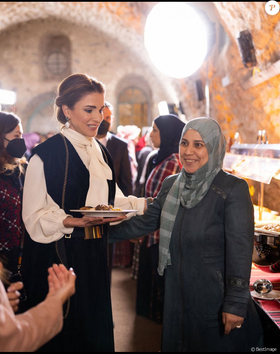 La reine Rania de Jordanie lors d'une rencontre avec des femmes du gouvernorat al-Karak, qui rompent le jeûne lors d'un banquet d'iftar pour marquer le mois de Ramadan à Karak. Le 5 avril 2022