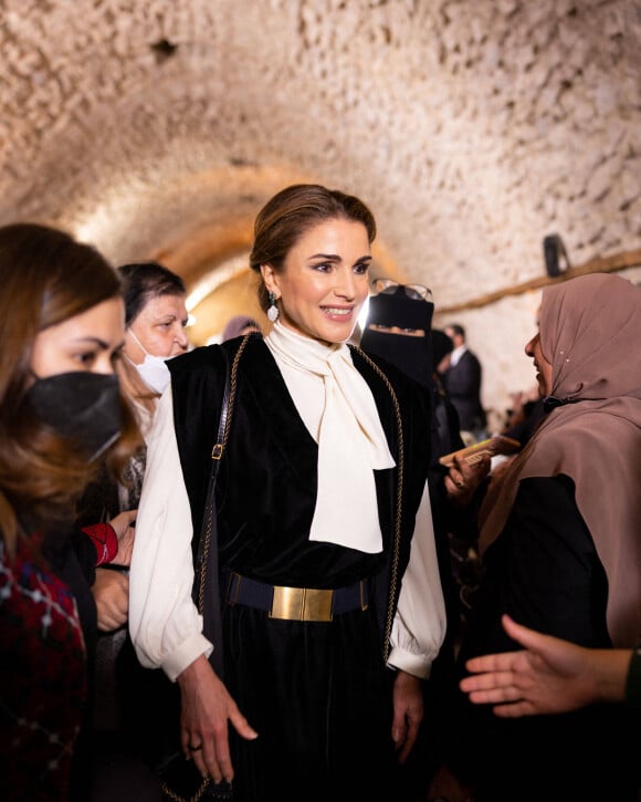 La reine Rania de Jordanie lors d'une rencontre avec des femmes du gouvernorat al-Karak, qui rompent le jeûne lors d'un banquet d'iftar pour marquer le mois de Ramadan à Karak