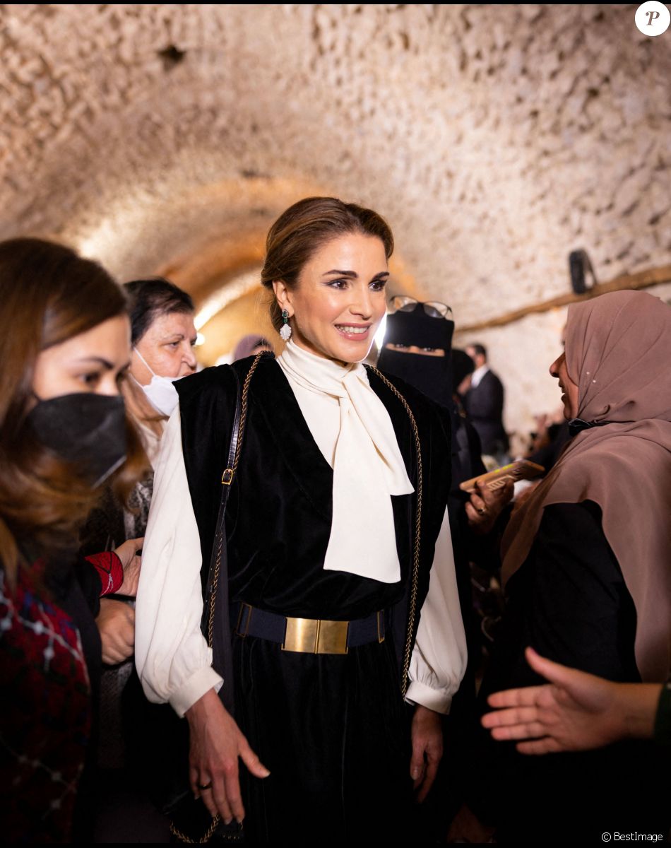 La reine Rania de Jordanie lors d'une rencontre avec des femmes du gouvernorat al-Karak, qui rompent le jeûne lors d'un banquet d'iftar pour marquer le mois de Ramadan à Karak