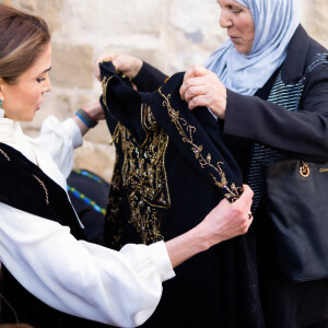 La reine Rania de Jordanie lors d'une rencontre avec des femmes du gouvernorat al-Karak, qui rompent le jeûne lors d'un banquet d'iftar pour marquer le mois de Ramadan à Karak. Le 5 avril 2022 