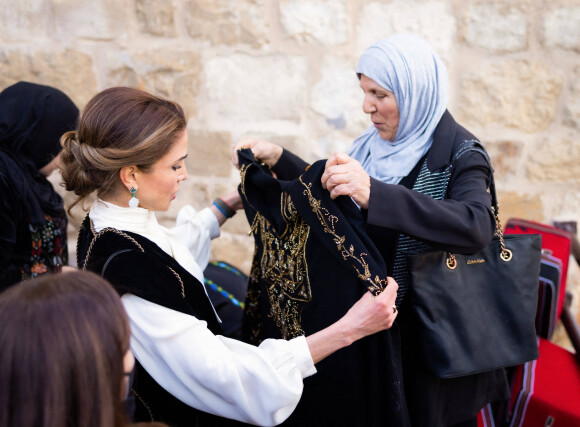 La reine Rania de Jordanie lors d'une rencontre avec des femmes du gouvernorat al-Karak, qui rompent le jeûne lors d'un banquet d'iftar pour marquer le mois de Ramadan à Karak. Le 5 avril 2022 