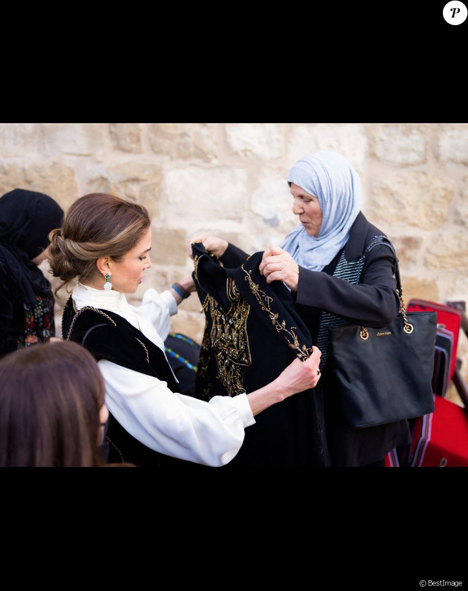 La reine Rania de Jordanie lors d'une rencontre avec des femmes du gouvernorat al-Karak, qui rompent le jeûne lors d'un banquet d'iftar pour marquer le mois de Ramadan à Karak. Le 5 avril 2022