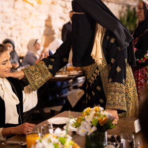 La reine Rania de Jordanie lors d'une rencontre avec des femmes du gouvernorat al-Karak, qui rompent le jeûne lors d'un banquet d'iftar pour marquer le mois de Ramadan à Karak. Le 5 avril 2022 