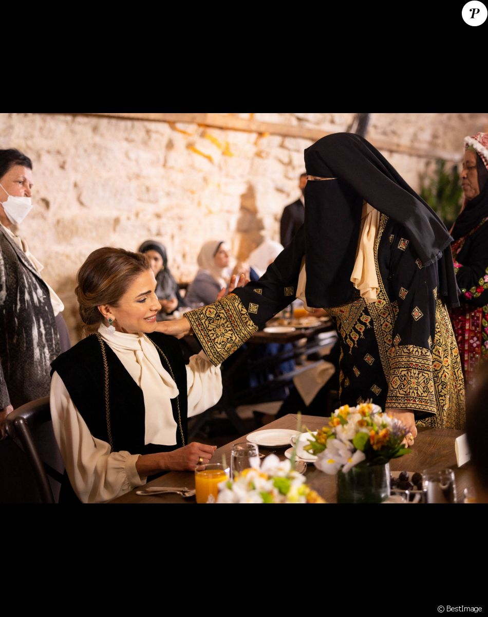 La reine Rania de Jordanie lors d'une rencontre avec des femmes du gouvernorat al-Karak, qui rompent le jeûne lors d'un banquet d'iftar pour marquer le mois de Ramadan à Karak. Le 5 avril 2022