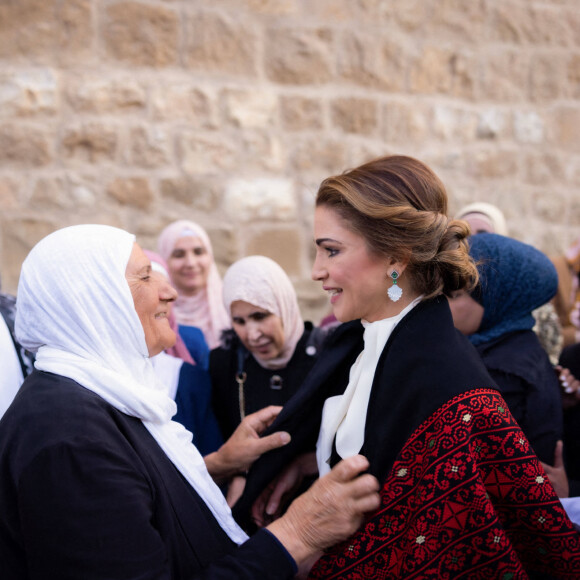 La reine Rania de Jordanie lors d'une rencontre avec des femmes du gouvernorat al-Karak, qui rompent le jeûne lors d'un banquet d'iftar pour marquer le mois de Ramadan à Karak. Le 5 avril 2022 