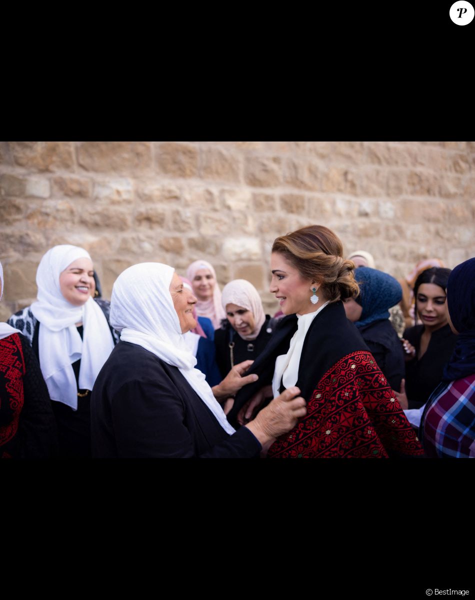 La reine Rania de Jordanie lors d'une rencontre avec des femmes du gouvernorat al-Karak, qui rompent le jeûne lors d'un banquet d'iftar pour marquer le mois de Ramadan à Karak. Le 5 avril 2022
