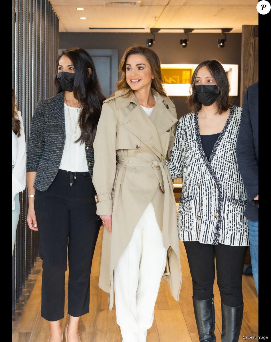 La reine Rania de Jordanie visite le studio de design "Twelve Degrees" à Amman, le 1er mars 2022.