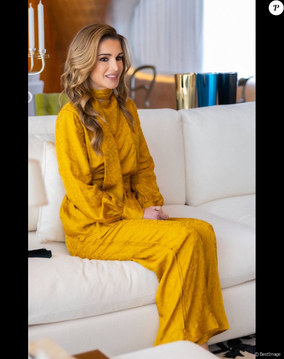 La reine Rania de Jordanie rencontre Moza bint Nasser al-Missned, la mère de l'émir du Qatar à Doha le 12 octobre 2021.