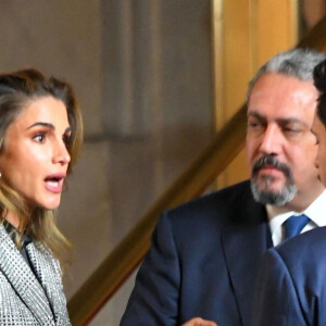 La reine Rania al-Yassin à la sortie de l'hôtel The Plaza accompagné de son fils le prince Hussein ben Abdallah à New York, le 21 novembre 2019 