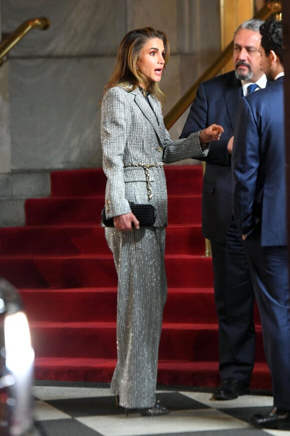 La reine Rania al-Yassin à la sortie de l'hôtel The Plaza accompagné de son fils le prince Hussein ben Abdallah à New York, le 21 novembre 2019 