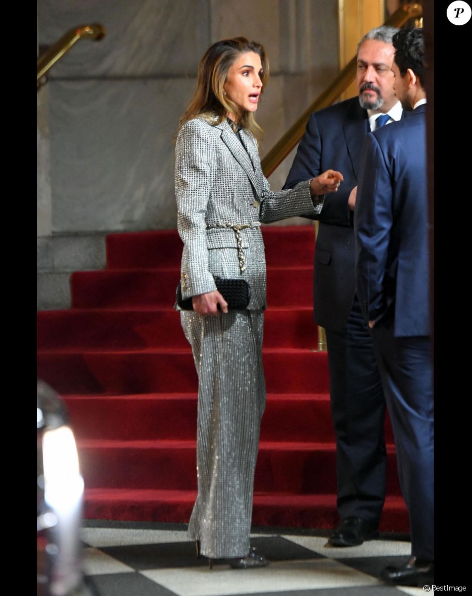 La reine Rania al-Yassin à la sortie de l'hôtel The Plaza accompagné de son fils le prince Hussein ben Abdallah à New York, le 21 novembre 2019