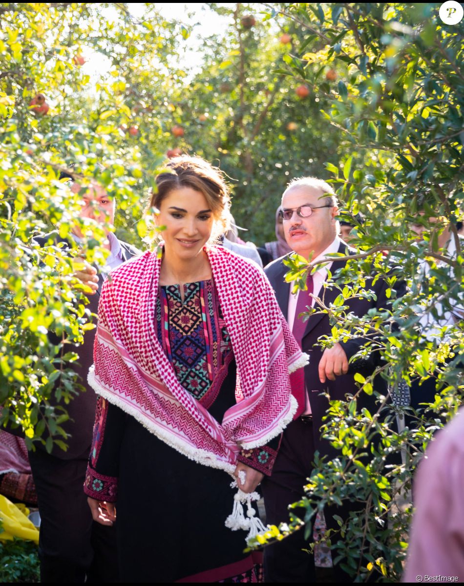 La reine Rania de Jordanie visite le village Kufrsoum dans le nord de la Jordanie, le 30 octobre 2019.