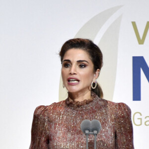 La reine Rania de Jordanie a remis le "Golden Victoria Honorary for political leadership" à la chancelière allemande Angela Merkel lors de la soirée Publisher's Night de l'Association des éditeurs allemands de magazines à Berlin, Allemagne, le 5 novembre 2018. 