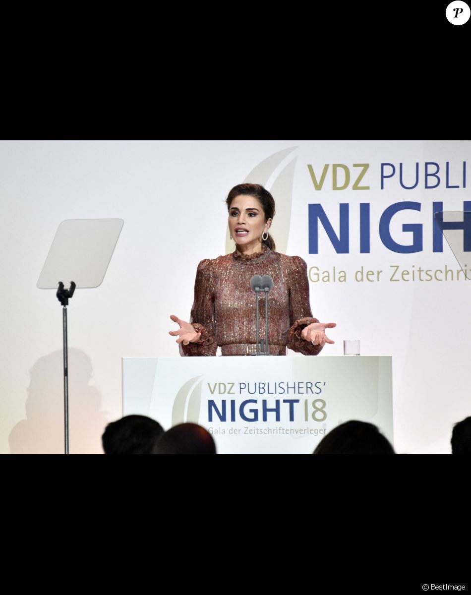 La reine Rania de Jordanie a remis le "Golden Victoria Honorary for political leadership" à la chancelière allemande Angela Merkel lors de la soirée Publisher's Night de l'Association des éditeurs allemands de magazines à Berlin, Allemagne, le 5 novembre 2018.