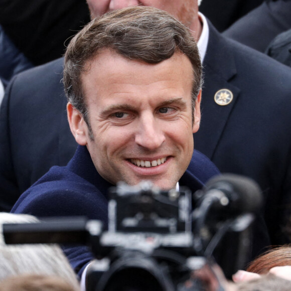 Le président de la République française et candidat du parti centriste La République en marche (LREM) à la réélection, Emmanuel Macron se rend à Spézet dans le Finistère, France, le 5 avril 2022 dans le cadre de la campagne présidentielle, en présence du président de l'assemblée nationale Richard Ferrand.