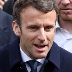 Le président de la République française et candidat du parti centriste La République en marche (LREM) à la réélection, Emmanuel Macron se rend à Spézet dans le Finistère, France, le 5 avril 2022 dans le cadre de la campagne présidentielle, en présence du président de l'assemblée nationale Richard Ferrand.