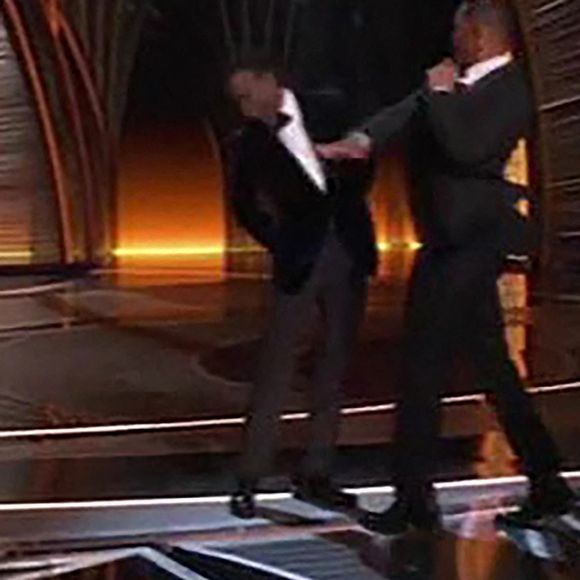 Moment de sidération aux Oscars 2022: Will Smith frappe Chris Rock sur scène le 27 mars 2022. Après une blague de Chris Rock sur Jada Pinkett Smith, la femme de Will Smith, ce dernier est monté sur la scène des Oscars pour gifler l'humoriste devant l'assemblée médusée. Une 94e cérémonie d'Oscars agitée. On guettait la consécration de l'adaptation de "La Famille Bélier", mais la nuit hollywoodienne a aussi été marquée par une scène assez surréaliste entre l'acteur Will Smith et l'humoriste Chris Rock, chargé d'animer la cérémonie à Hollywood. Chris Rock, c'est une star du stand-up aux Etats Unis. Alors quand il arrive sur scène pour remettre l'Oscar du meilleur documentaire, et bien il fait des blagues. Et notamment une sur la femme de Will Smith, assise au premier rang aux côtés de son mari. Une blague sur le crâne rasé de Jada Pinkett Smith, atteinte d'alopécie, une maladie qui lui fait perdre les cheveux.  BGUK_2344819 - Los Angeles, CA - Chris Rock gets &x2018;smacked' by Will Smith live on stage at the Oscars. In what may be the most insane moment in the history of the Academy Awards, Will Smith jumped onstage and smacked Chris Rock while the comedian was presenting the Best Documentary at the 2022 Oscars. The unscripted moment arrived after the comedian joked about Jada Pinkett Smith's hair loss. &x201c;Jada, love you, G.I. Jane 2, can't wait to see it,&x201d; Rock said, before the actress rolled her eyes. While the King Richard star first laughed about the joke he immediately turned sour. Pinkett Smith looked furious before the censors turned on and muted Rock and Smith's exchange. Will walked up to the stage, hit Rock, and returned to his seat. The sound was cut but Rock clearly stated: &x201c;Wow, Will Smith just smacked the s out of me!&x201d; Oscar bosses continued to mute the sound as anyone reading his lips could tell that Smith yelled: &x201c;Keep my wife's name out of your f mouth.&x201d; Rock then told the audience: &x201c;That was the greatest night in the history of television.&x201d; As Oscar-nominated Smith kept on screaming: &x201c;Keep my wife's name out of your f mouth.&x201d; The Nutty Professor star Pinkett Smith suffers from alopecia and has been vocal about her struggle with hair loss and debuted a shaved head last summer. Also this isn't the first time Rock has joked about the couple. When he hosted the Oscars in 2016, he said: &x201c;Jada Pinkett Smith boycotting the Oscars is like me boycotting Rihanna's panties - I wasn't invited!&x201d; 