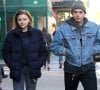 Brooklyn Beckham se balade avec sa petite amie Chloe Grace Moretz dans les rues de New York. Chloe fait du vélo. Le 11 novembre 2017 
