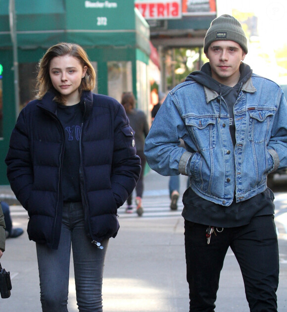 Brooklyn Beckham se balade avec sa petite amie Chloe Grace Moretz dans les rues de New York. Chloe fait du vélo. Le 11 novembre 2017 