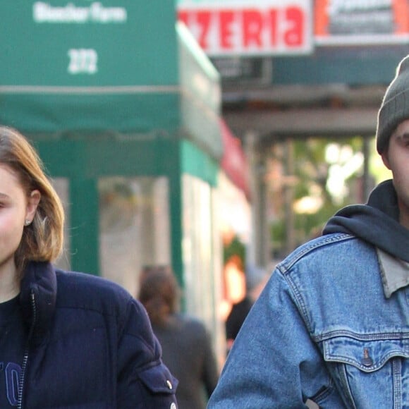 Brooklyn Beckham se balade avec sa petite amie Chloe Grace Moretz dans les rues de New York. Chloe fait du vélo. Le 11 novembre 2017 