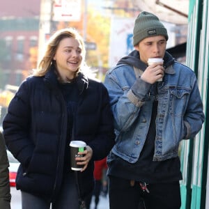 Brooklyn Beckham se balade avec sa petite amie Chloe Grace Moretz dans les rues de New York. Chloe fait du vélo. Le 11 novembre 2017 © CPA/Bestimage