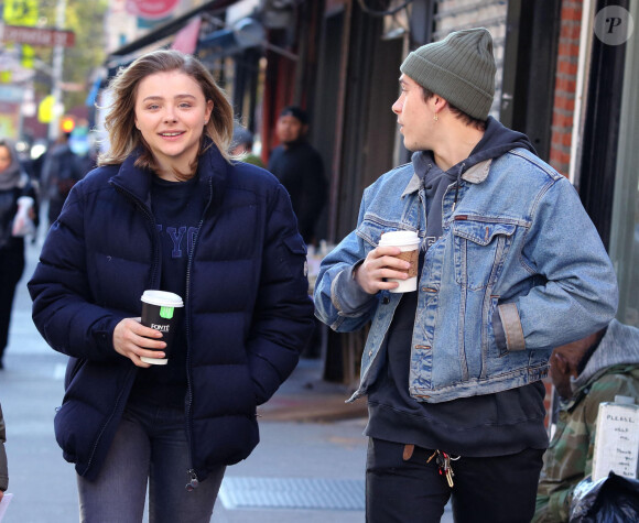 Brooklyn Beckham se balade avec sa petite amie Chloe Grace Moretz dans les rues de New York. Chloe fait du vélo. Le 11 novembre 2017 © CPA/Bestimage