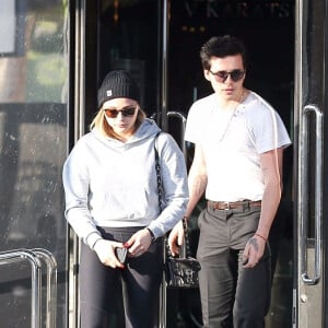 Brooklyn Beckham, les cheveux teint en noir, est allé faire du shopping chez XIV Karats avec sa compagne Chloë Grace Moretz à Beverly Hills, le 26 novembre 2017 