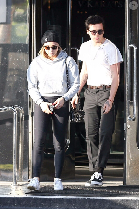 Brooklyn Beckham, les cheveux teint en noir, est allé faire du shopping chez XIV Karats avec sa compagne Chloë Grace Moretz à Beverly Hills, le 26 novembre 2017 