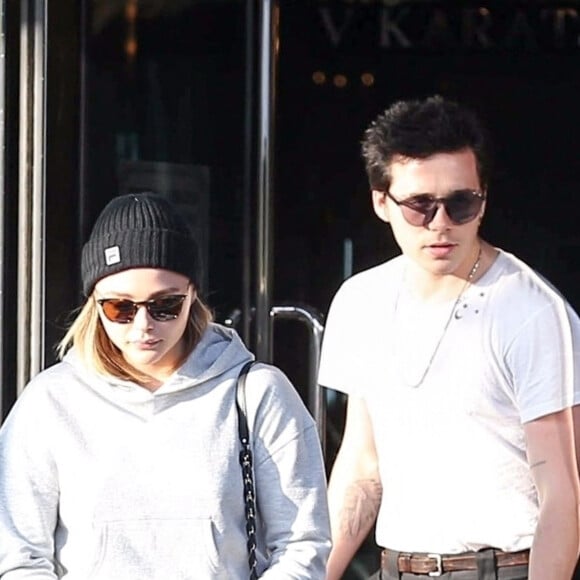 Brooklyn Beckham, les cheveux teint en noir, est allé faire du shopping chez XIV Karats avec sa compagne Chloë Grace Moretz à Beverly Hills, le 26 novembre 2017 