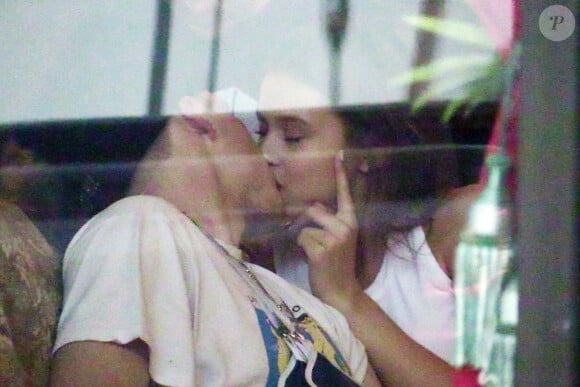 Brooklyn Beckham embrasse Lexi Wood dans un salon de tatouage à West Hollywood. Brooklyn sort du salon avec le tatouage d'une pin-up sur l'avant bras gauche! Le 7 avril 2018 