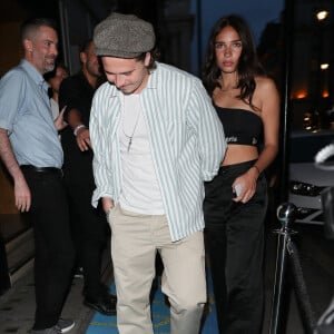 Brooklyn Beckham et sa compagne Hana Cross à la sortie de la soirée "Ciroc Moschino Pride & Jeremy Scott Pride Party" à Londres, le 4 juillet 2019. 