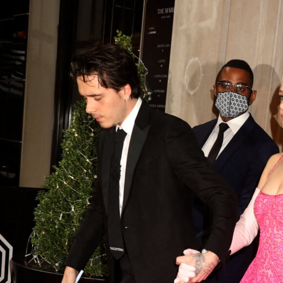 Brooklyn Beckham et sa fiancée Nicola Peltz - Les people à la sortie du Mark Hotel pour se rendre à la soirée du Met Gala (Met Ball) 2021 à New York, le 13 septembre 2021. © Nancy Kaszerman/ZUMA Press Wire/Bestimage 