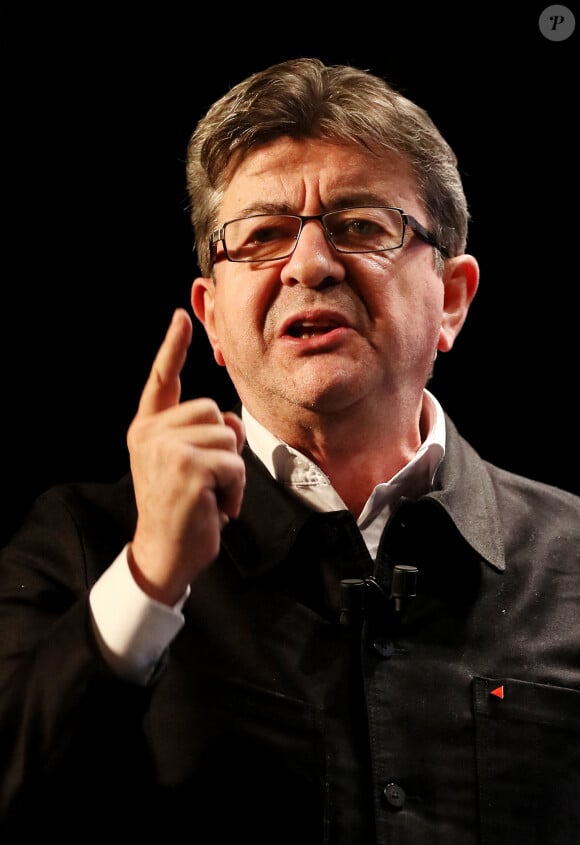 Jean-Luc Mélenchon, leader du mouvement "La France insoumise" et candidat à l'élection présidentielle de 2017, tient un meeting de campagne au théâtre Fémina, à Bordeaux, France, le 29 novembre 2016
