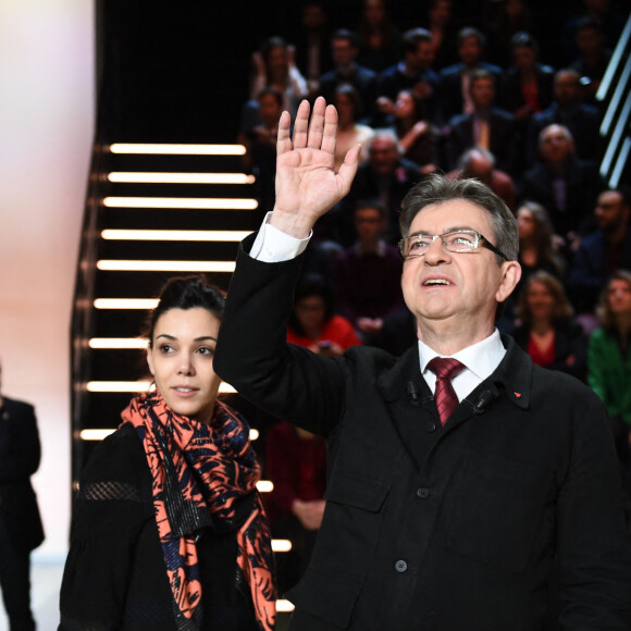 Sophia Chikirou et Jean-Luc Mélenchon, candidat à l'élection présidentielle de la "France Insoumise" lors de la première confrontation entre les cinq principaux candidats à la présidentielle 2017 lors du "Grand Débat" sur le plateau de TF1 et LCI à Aubervilliers, France, le 20 mars 2017