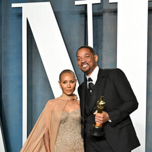 Jada Pinkett Smith et son mari Will Smith, avec son oscar de meilleur acteur, au photocall de la soirée "Vanity Fair" lors de la 94ème édition de la cérémonie des Oscars au Wallis Annenberg Center for the Performing Arts dans le quartier de Beverly Hills, à Los Angeles, Californie, Etats-Unis, le 27 mars 2022. 