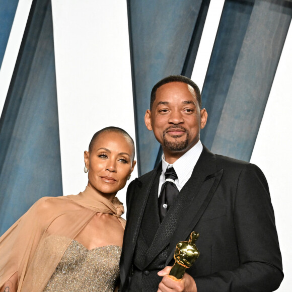 Jada Pinkett Smith et son mari Will Smith, avec son oscar de meilleur acteur, au photocall de la soirée "Vanity Fair" lors de la 94ème édition de la cérémonie des Oscars au Wallis Annenberg Center for the Performing Arts dans le quartier de Beverly Hills, à Los Angeles, Californie, Etats-Unis, le 27 mars 2022. 