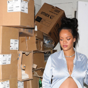 Rihanna enceinte a dîné dans un restaurant à Los Angeles le 8 avril 2022. 