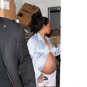 Rihanna enceinte a dîné dans un restaurant à Los Angeles le 8 avril 2022. 