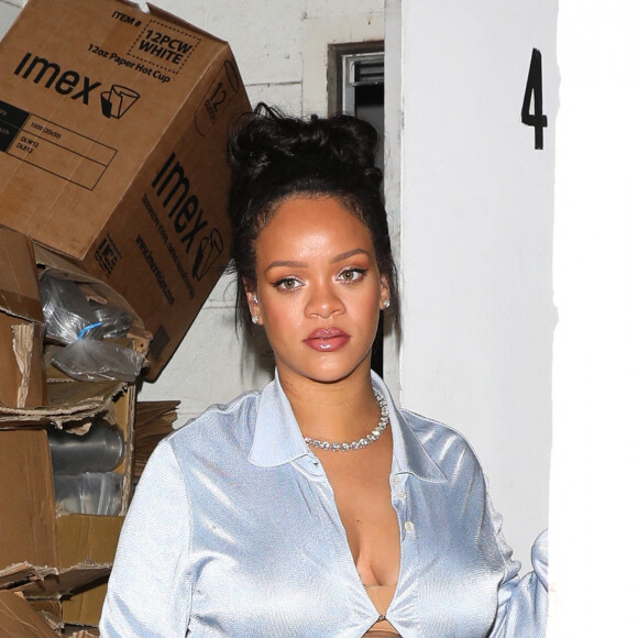 Rihanna enceinte a dîné dans un restaurant à Los Angeles le 8 avril 2022. 