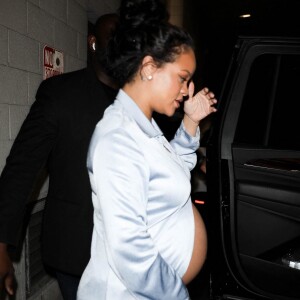 Rihanna enceinte a dîné dans un restaurant à Los Angeles le 8 avril 2022. 