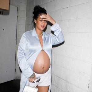 Rihanna enceinte a dîné dans un restaurant à Los Angeles.