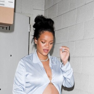 Rihanna enceinte a dîné dans un restaurant à Los Angeles le 8 avril 2022. 