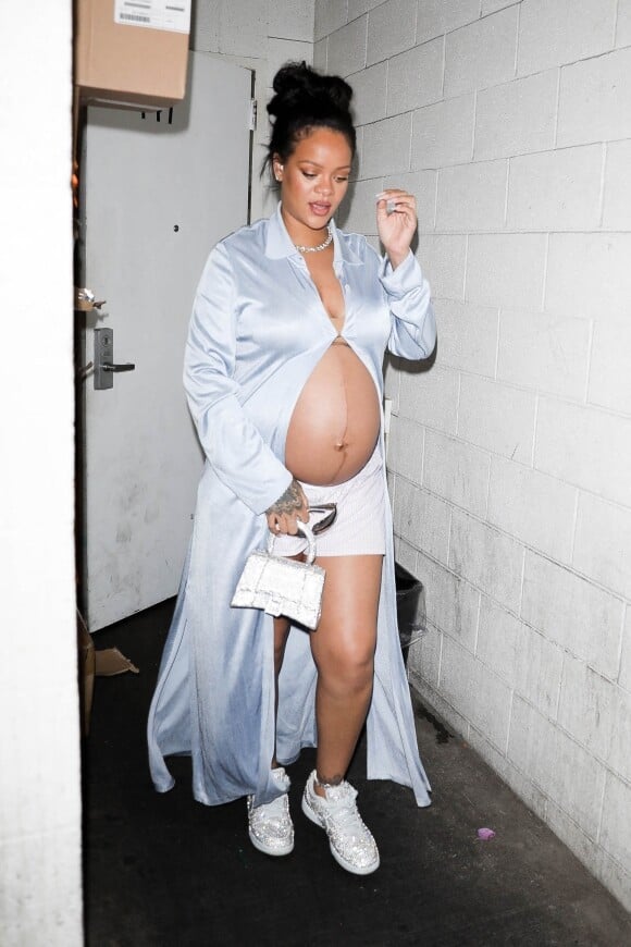 Rihanna enceinte a dîné dans un restaurant à Los Angeles le 8 avril 2022. 