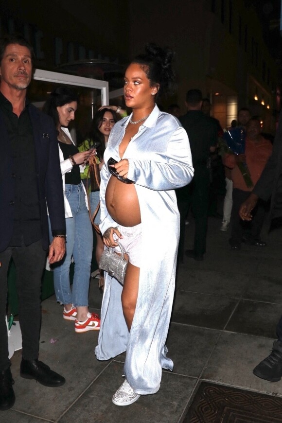 Photo Rihanna enceinte va dîner dans un restaurant à Los Angeles le 8