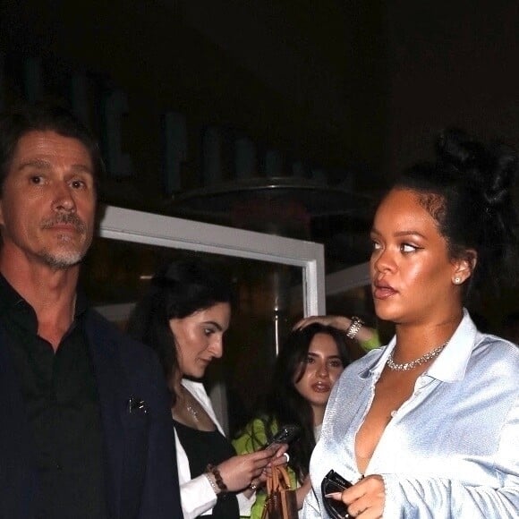 Rihanna enceinte va dîner dans un restaurant à Los Angeles le 8 avril 2022. 