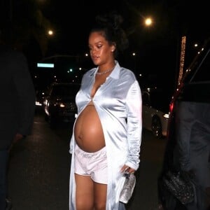 Rihanna enceinte va dîner dans un restaurant à Los Angeles le 8 avril 2022. 