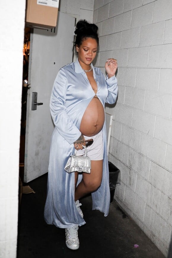 Rihanna enceinte a dîné dans un restaurant à Los Angeles le 8 avril 2022. 