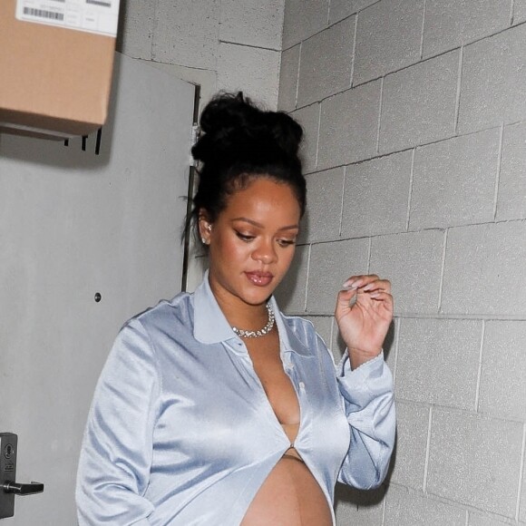 Rihanna enceinte a dîné dans un restaurant à Los Angeles le 8 avril 2022. 