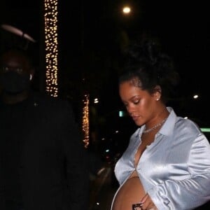 Rihanna enceinte va dîner dans un restaurant à Los Angeles le 8 avril 2022. 